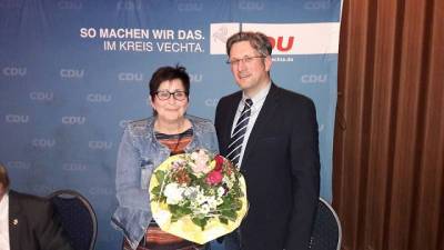 Blumen f�r die neu gew�hlte Vorsitzende Anneliese M�hlmann